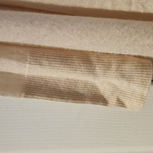 Club Monaco ligth weight cashmere  long sleeve round collar off white size xs - Picture 4 of 5